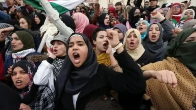 राष्ट्रपति ट्रंप के फैसले के विरोध में सड़कों पर उतर आए लोग.