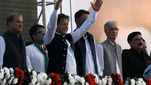 অনাস্থা প্রস্তাব ঠেকাতে দলীয় সমর্থকদের জড়ো করছেন ইমরান খান।