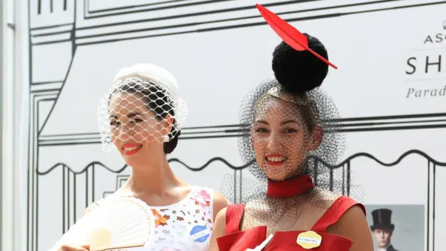 Женщины в шляпах