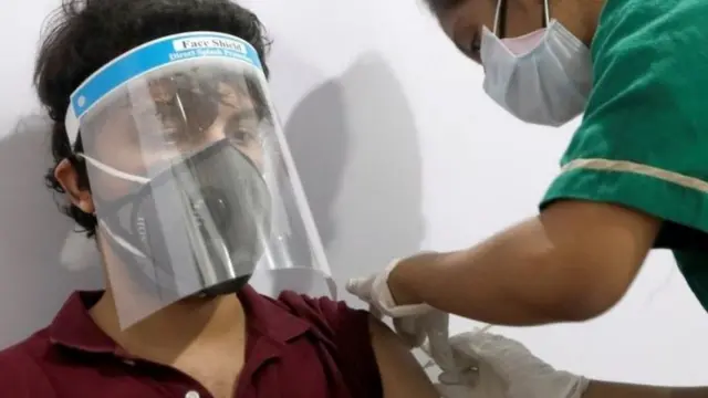 કોરોના વાઇરસની રસી મેળવવા ઘણી જગ્યાએ પડાપડીનાં દૃશ્યો જોવા મળ્યાં છે