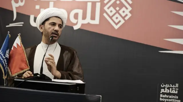 మైకులో మాట్లాడుతున్న వ్యక్తి