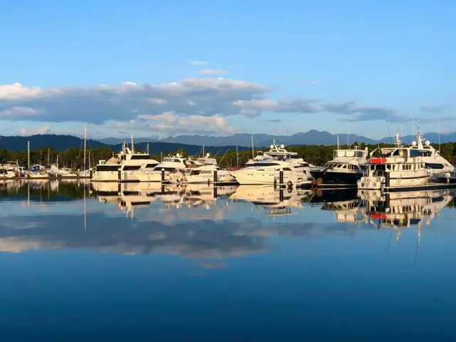 Port Douglas, Queensland, Australia. 18/8. 7 giờ sáng. Chúng tôi đang sống trên du thuyền, nhưng thuyền đang đậu một chỗ. Chúng tôi đã sống trong tình trạng phong tỏa gần một tháng rồi. Rất may là cảnh đẹp