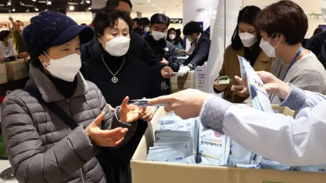 люди получают маски