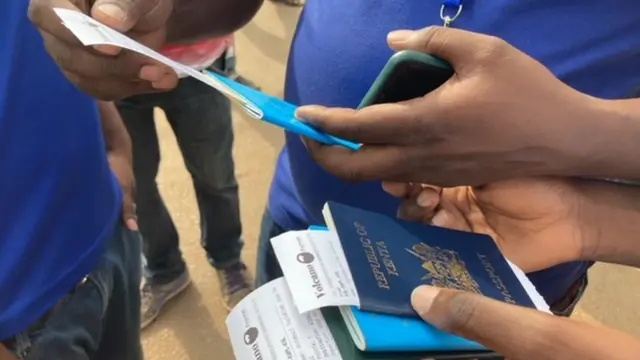 Abakozi ba Volcano Express bagenzura ko ibyangombwa by'abagenzi byuzuye ngo bahaguruke i Kigali