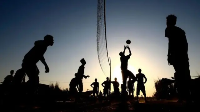 Ku wa gatandatu, Abanya-Ethiopia bahunze imirwano muri Tigray barakina volleyball mu gihe izuba ririmo kurenga mu nkambi y'impunzi ya Um Raquba muri Sudan...