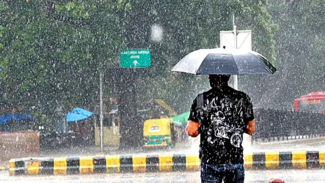 ગુજરાતમાં ભારે વરસાદ : હજી કયા જિલ્લાઓમાં કેટલા દિવસની આગાહી? - BBC News ગુજરાતી
