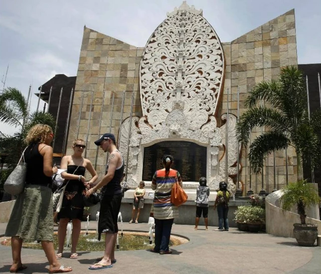 นักท่องเที่ยวหน้าอนุสรณ์สถานซึ่งสร้างขึ้นเพื่อรำลึกถึงเหตุวางระเบิดที่กลุ่มเจไอเป็นผู้ลงมือ