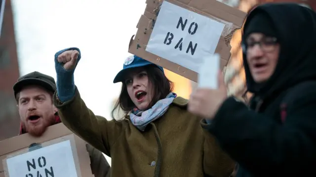 تظاهرات در هاوایی علیه فرمان منع سفر شهروندان شش کشور با جمعیت اغلب مسلمان