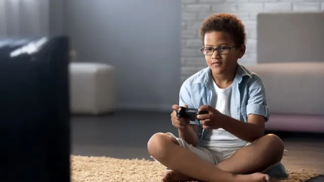 Um menino jogando videogame