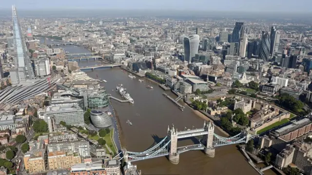 ذهب بعض كُتّاب القرن الثامن عشر إلى القول إن الحفاظ على هذا الحجر أمر جوهري لاستمرار بقاء لندن نفسها