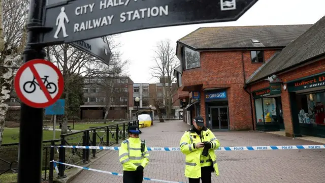 Dos agentes resguardan un lugar protegido en Salisbury, Inglaterra.