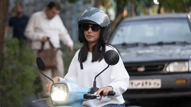 استفاده زنان ایران از موتورسیکلت در سال‌های اخیر بیشتر شده است