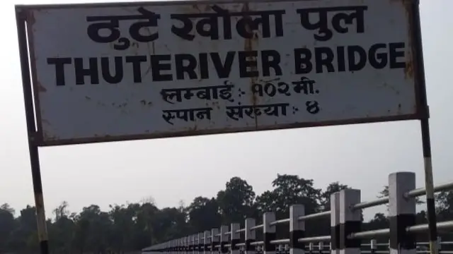 नेपाली र भारतीयबीचको विवादका कारण हालसम्म सञ्चालनमा आउन नसकेको ठोरीस्थित ठुटे खोला पुल