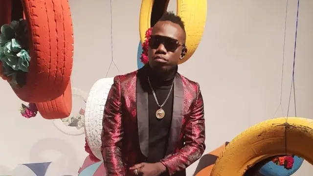 Duncan mighty dey prep for foto shoot