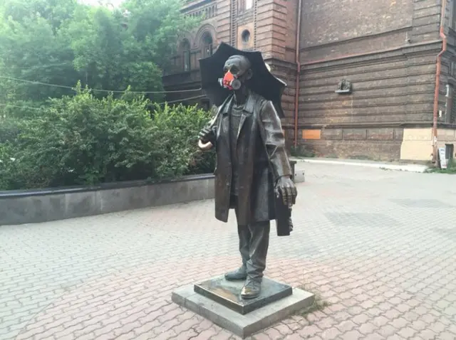 Памятники в респираторах