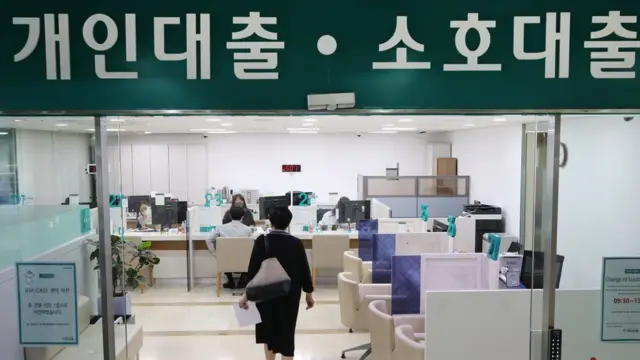 지난해 5월 26일 서울 시내 한 은행 창구 모습, 개인대출·소호대출이라고 적힌 안내문구가 보인다.