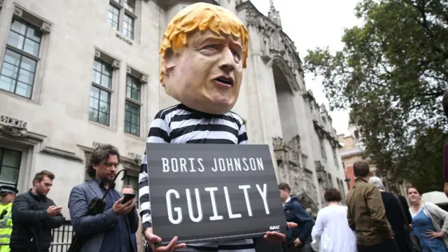 আদালতের বাইরে মি. জনসনের একজন বিরোধী।