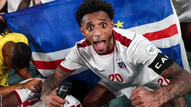 Ryan Mendes célèbre la qualification du Cap-Vert pour les quarts de finale de la Coupe d'Afrique des Nations 2023