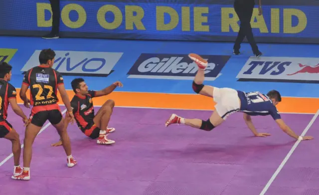 2017లో కోల్‌కతాలో దబాంగ్ దిల్లీ, బెంగళూరు బుల్స్ మధ్య జరిగిన ప్రొకబడ్డీ మ్యాచ్