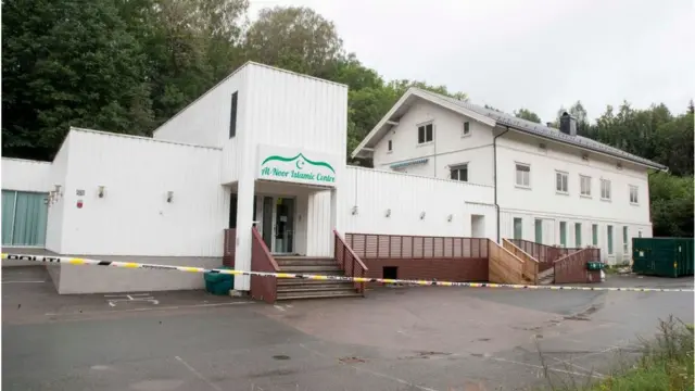 এই মসজিদে হামলা হয়েছে।