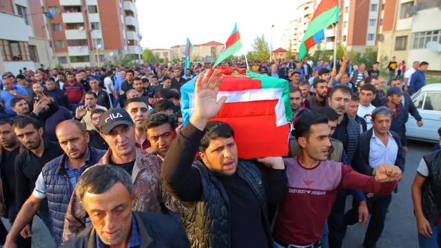 Похороны солдата в азербайджанском городе Тертер близ Карабаха