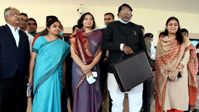 वित्त मंत्री पद पर रहते हुए, रामेश्वर उरावं (बजट बैग के साथ)