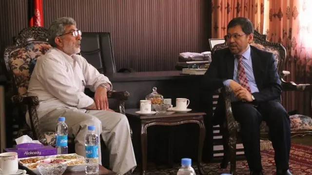 دا انځور د بامیان د والي رسمي پاڼه کې د ۲۰۱۸ کال جولای کې خپور شوی، چې له ښاغلي قااني سره ناست دی. د انځور وضاحیت سره د ښاغلي قااني نوم نه دی یاد شوی.