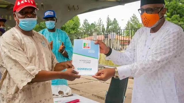 Govnor Rotimi Akeredolu receive delegation of pipo wey conribute money for am to buy nomination form
