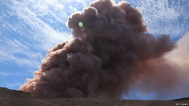 ਜਵਾਲਾਮੁਖੀ ਵਿੱਚੋਂ ਉਡਦਾ ਹੋਇਆ ਧੂਆਂ