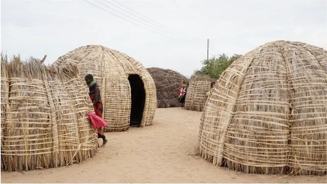 Hii inatokana na hali ya kila mara ya ukame ambayo pia husababisha njaa na ukosefu wa maji kwa binadamu na mifugo.