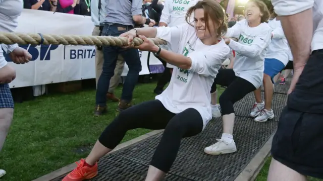 Jo Cox participando en una competencia de tirar la cuerda entre los lores y los parlamentarios.