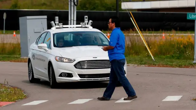 Mcity met les voitures sans conducteur à l'épreuve dans un environnement qui imite une vraie ville, avec des piétons qui traversent.