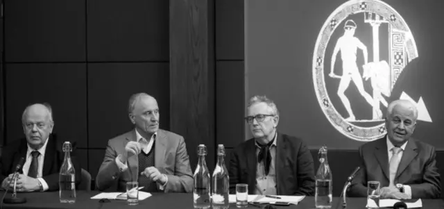 Станислав Шушкевич, бывший Госсекретарь РФ Геннадий Бурбулис, профессор Оксфордского университета Робер Сервис, первый епрезидент независимой Украины Леонид Кравчук.