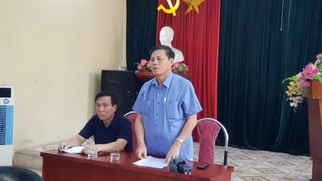Chủ tịch UBND thành phố Hải Phòng Nguyễn Văn Tùng làm việc tại Trường Tiểu học Quang Trung liên quan đến việc học sinh phải đứng ngoài cổng trường giữa trưa nắng.