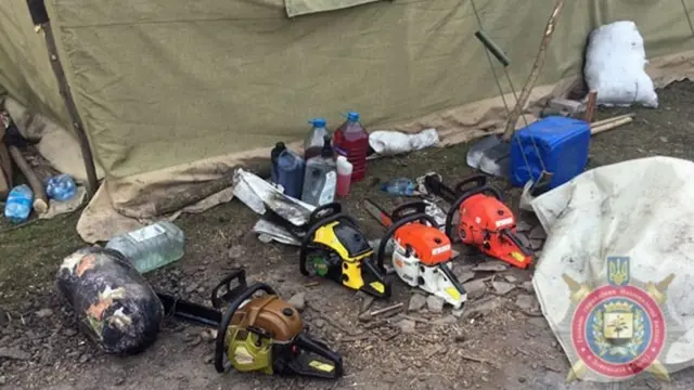 У нацполіції твердять, що її співробітникам погрожували бензопилками