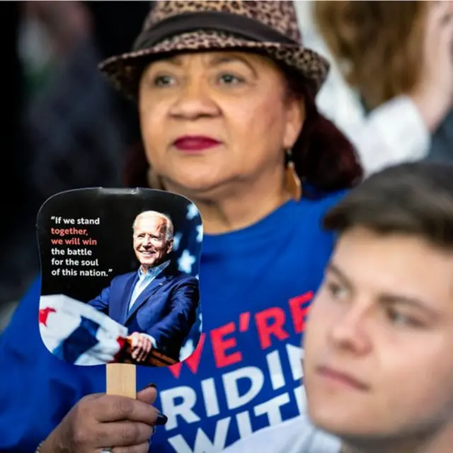 Una mujer en un mitin de Biden.