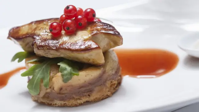 Фуа-гра на тарелке с красной смородиной