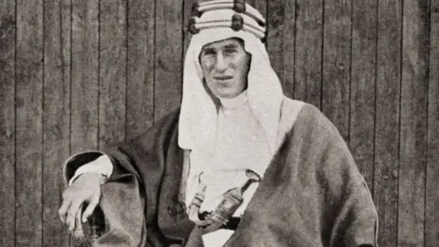 صورة شهيرة للورانس العرب بالملابس العربية التقليدية