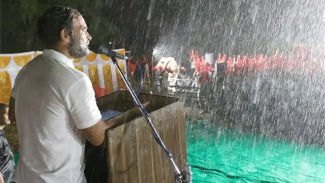 बारिश में भाषण देते राहुल गांधी