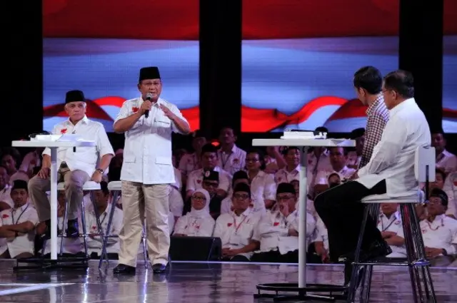 Prabowo Subianto memaparkan jawaban dari pertanyaan debat di hadapan lawannya, Jokowi-JK, saat berpasangan dengan Hatta Rajasa pada Pilpres 2014.