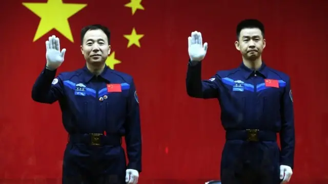 Astronavtlar kosmosda 2 dəfə olmuş 49 yaşlı Jing Haipeng və 37 yaşlı Chen Dong-dur.