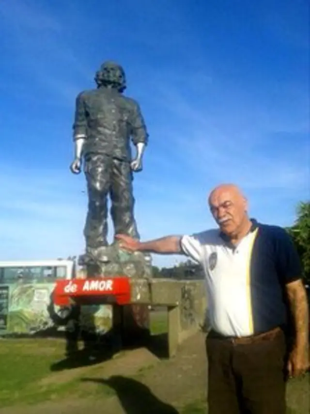 بیژن روحانی در کنار مجسمه چه گوارا در روساریو