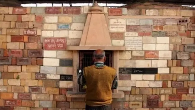 ઇંટ અને વ્યક્તિની તસવીર