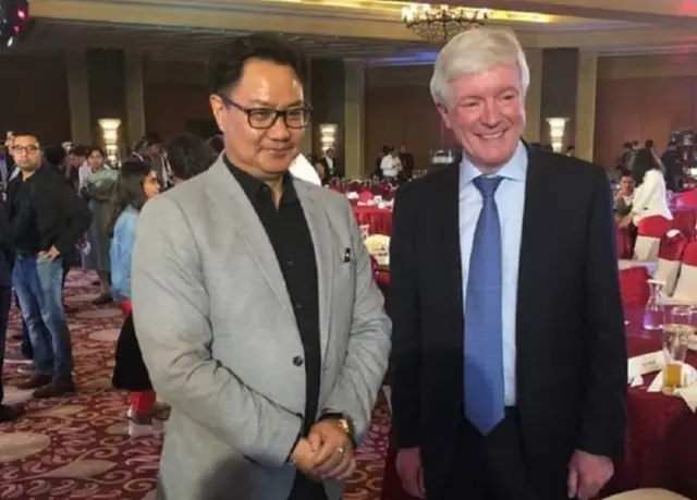 કૉંગ્રેસના સંસદસભ્ય શશિ થરુર સાથે બીબીસીના ડિરેક્ટર જનરલ ટૉની હૉલ અને ખેલ રાજ્ય મંત્રી કિરણ રિજિજુ