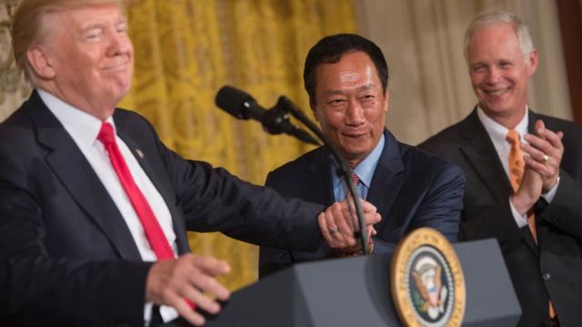 鸿海总裁郭台铭周三与美国总统特朗普在白宫东厢办公室共同宣布投资计划。