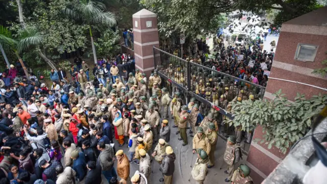 जेएनयू में हिंसा के बाद विरोध