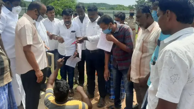 மூர்த்தியை சமாதானப்படுத்தும் அதிகாரிகள்