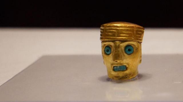 Peça de ouro encontrada em escavações arqueológicas