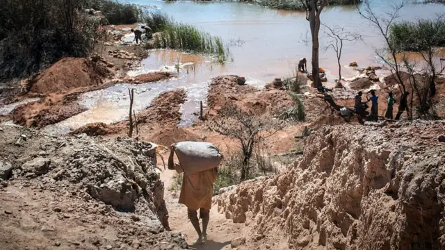 Mineros artesanales extrayendo cobalto de un río en la República Democrática del Congo.