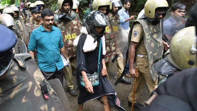 সম্প্রতি কেরালার শবরীমালা মন্দিরে পুলিশি পাহারা নিয়েও ঢুকতে পারেননি মহিলা ভক্তরা